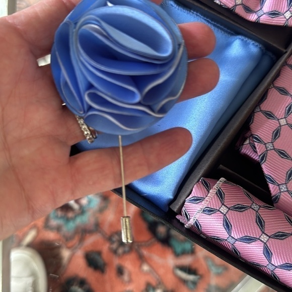 Gianfranco NWOT tie bow tie 2 napkins you put in the pocket and the blue flower - Picture 2 of 5